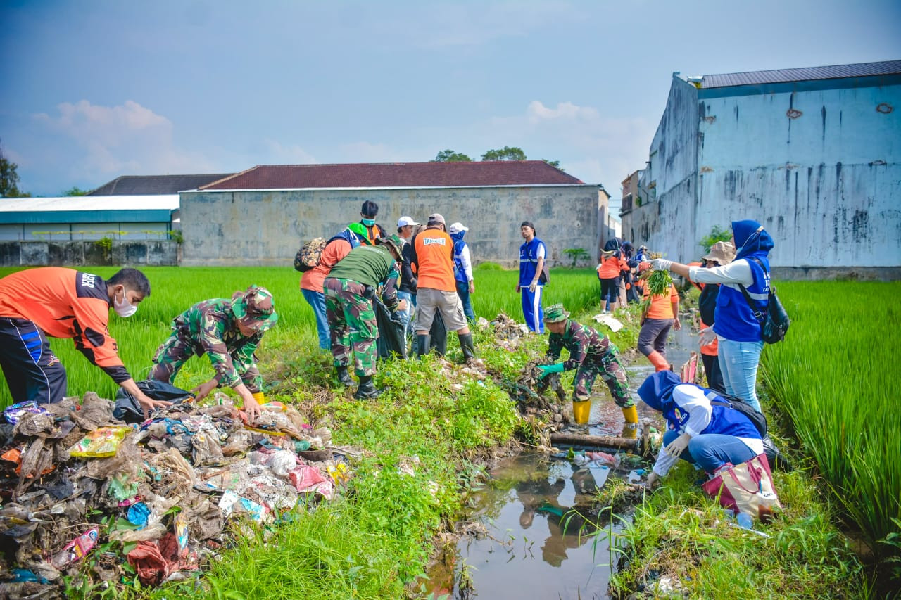 Wabup Djoko Susanto mengajak warga mengelola sampah. (Foto: Diskominfo Jember)