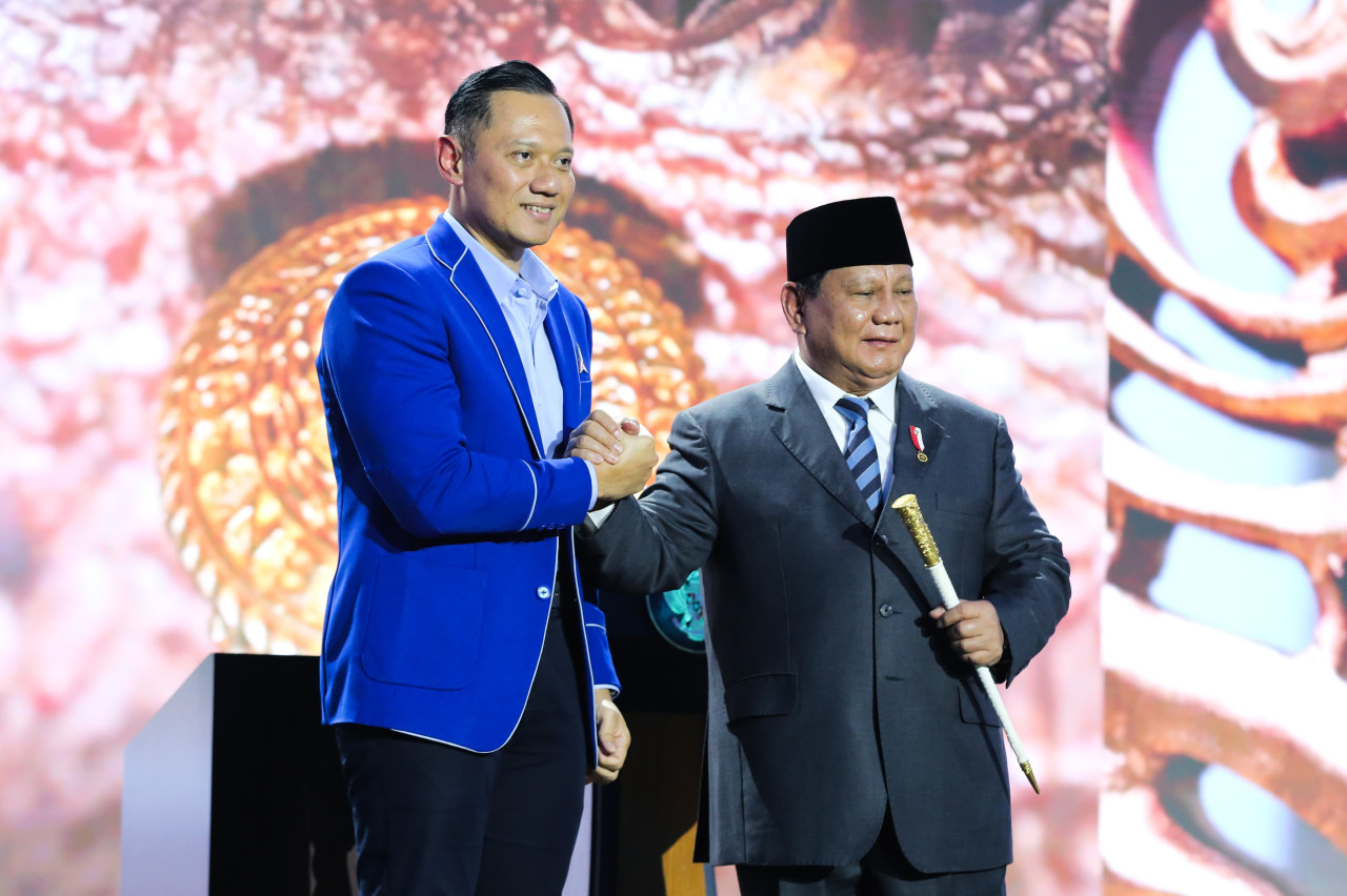 AHY-Prabowo sembari menenteng tongkat komando Demokrat (foto:  Indra for jatimnow.com)