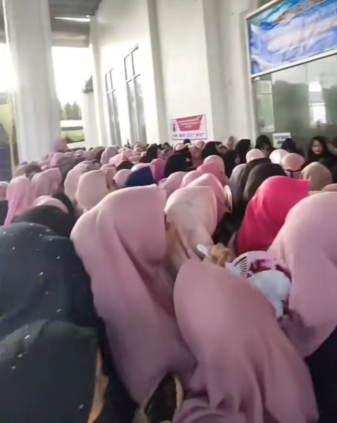 Jamaah berdesakan di kajian Ustazah Halimah Alaydrus. (Foto: tangkapan layar)