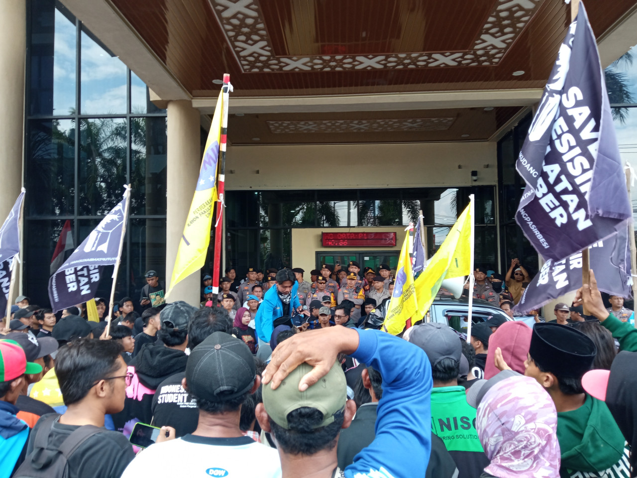 Aksi petani, nelayan dan mahasiswa di depan DPRD Jember. (Foto: Sugianto/jatimnow.com)