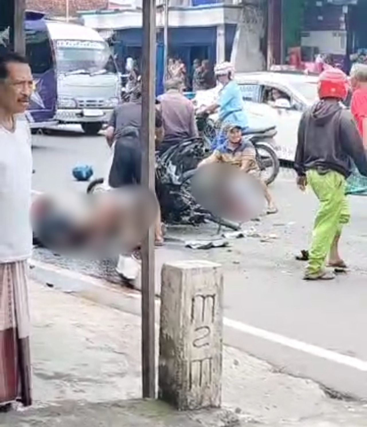 Kecelakaan beruntun di Bangkalan. (Foto: Fathor Rahman/jatimnow.com)