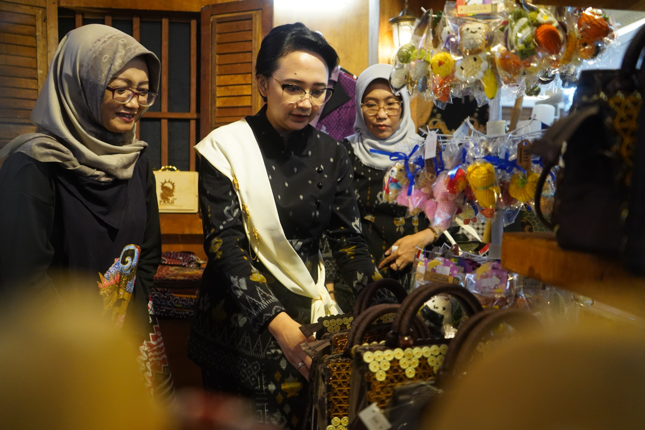 Mbak Cicha saat menghadiri Inacraft. (Foto: Pemkab Kediri/jatimnow.com)