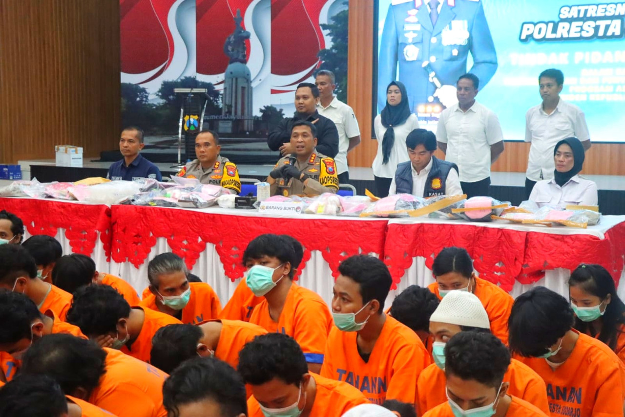 Para tersangka kasus narkoba di Mapolresta Sidoarjo. (Foto: Ahaddiini HM/jatimnow.com).