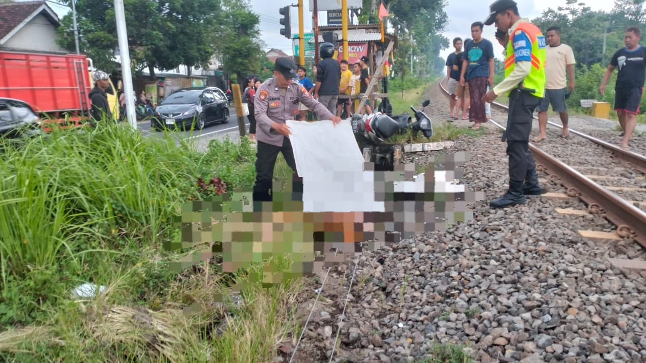 Polisi saat mengevakuasi jenazah korban. (Foto: Polres Tulungagung/jatimnow.com)