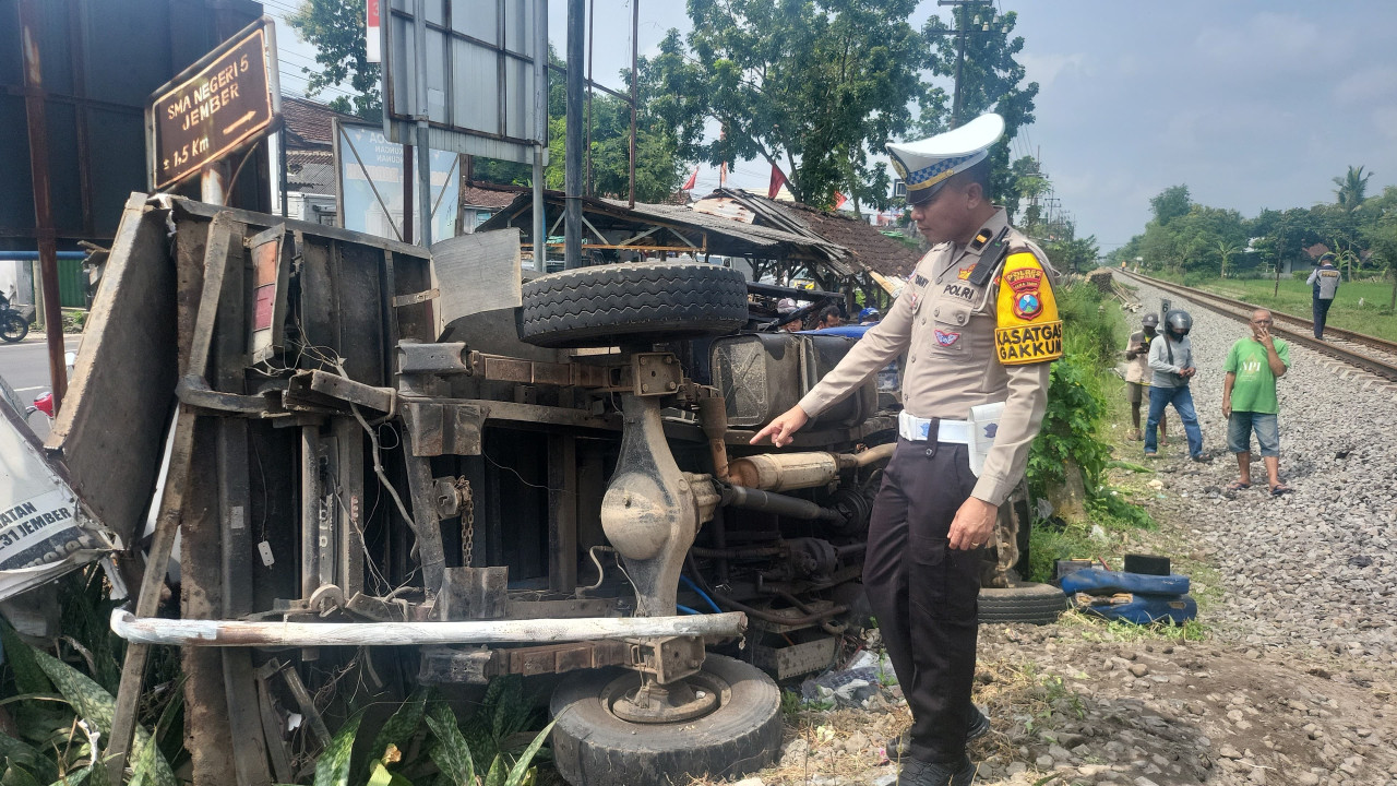 Truk yang terobos palang pintu kereta api alami rusak. (Foto: Sugianto/jatimnow.com)