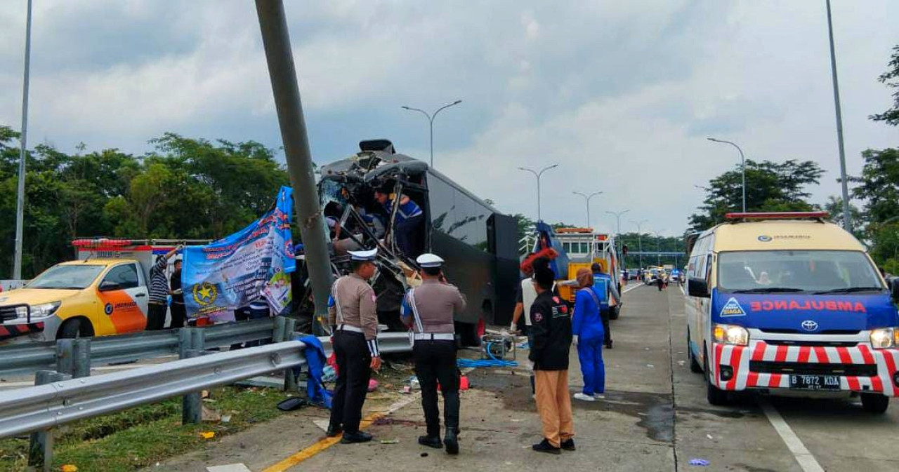 Kondisi bus milik Brimob Polri yang menabrak tiang baja penunjuk jalan tol. (Foto: PJR Polda Jatim for jatimnow.com)