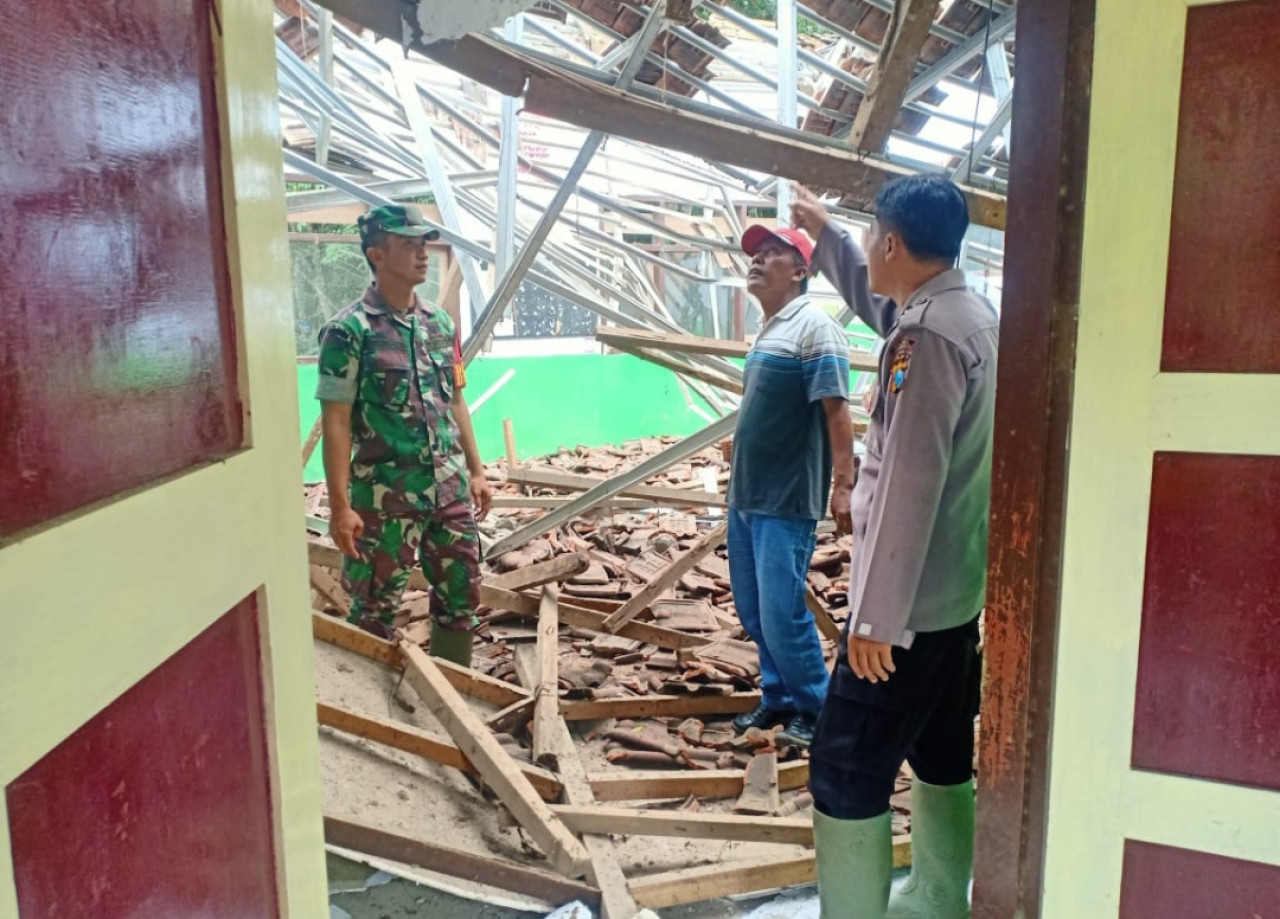 Kondisi SDN Curah Nongko 3 di Jember yang ambruk (Foto: Winarto for jatimnow.com) 