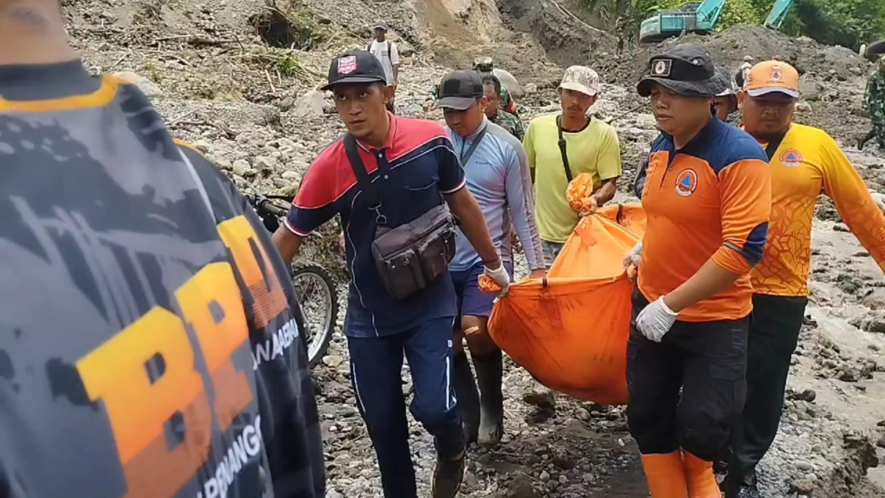 Petugas mengevakuasi jenazah korban penambang pasir yang tertimbun longsor. (Foto: BPBD Blitar/jatimnow.com)