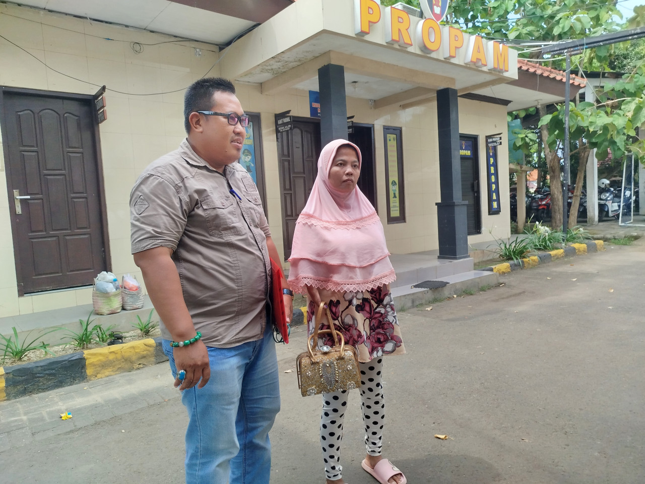 Korban Sumini dan kuasa hukumnya, Hendrayanto.