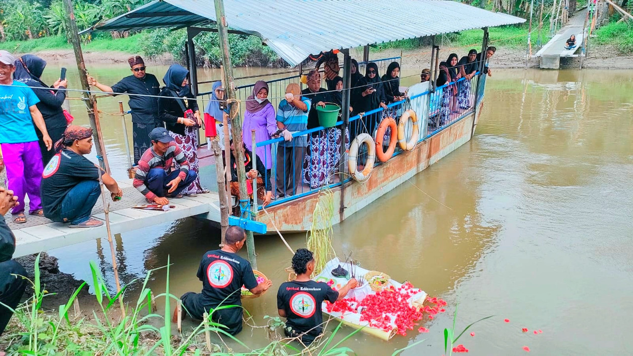 Warga Bogempinggir Sidoarjo Gelar Larung Sesaji untuk Tangkal Balak