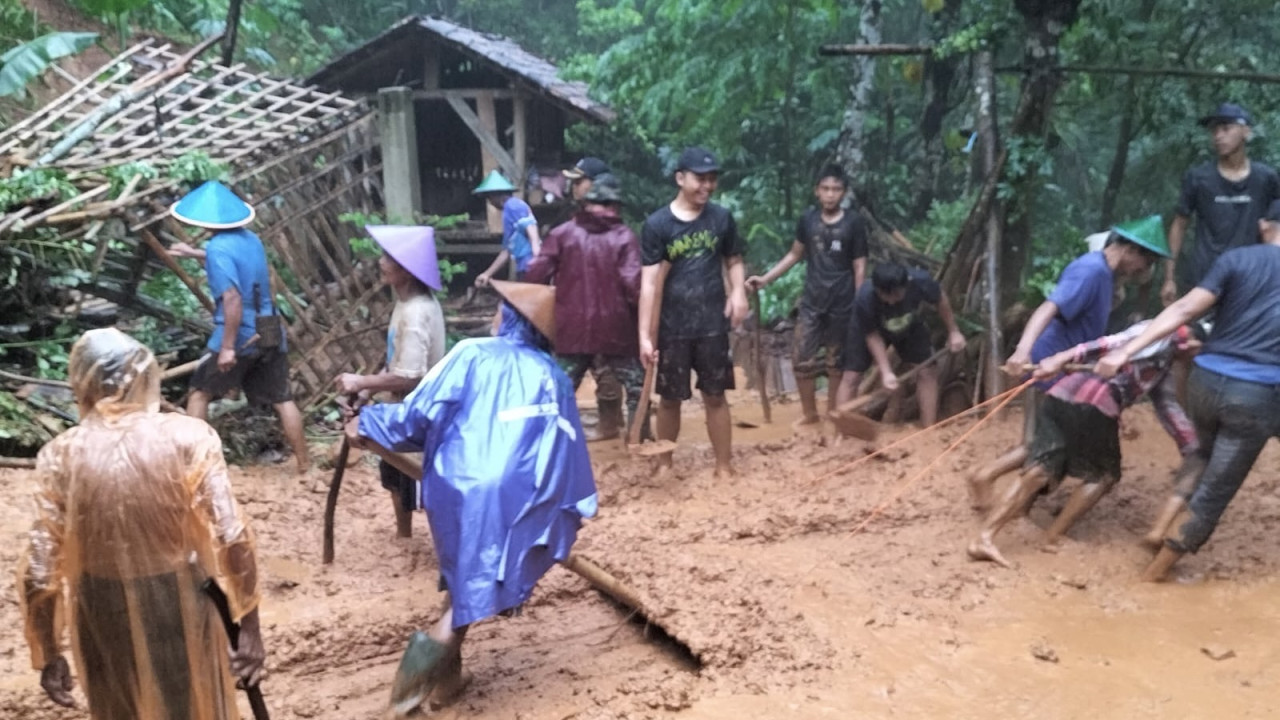 Tanah longsor terjang rumah warga di Arjosari Pacitan. (Foto: Polsek Arjosari/jatimnow.com)