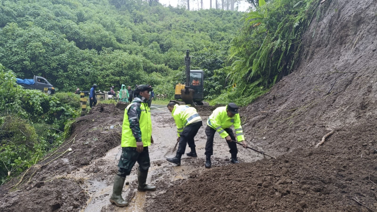 Polisi membersihkan material longsor di jalur Bromo. (Foto: Polres Malang/jatimnow.com)