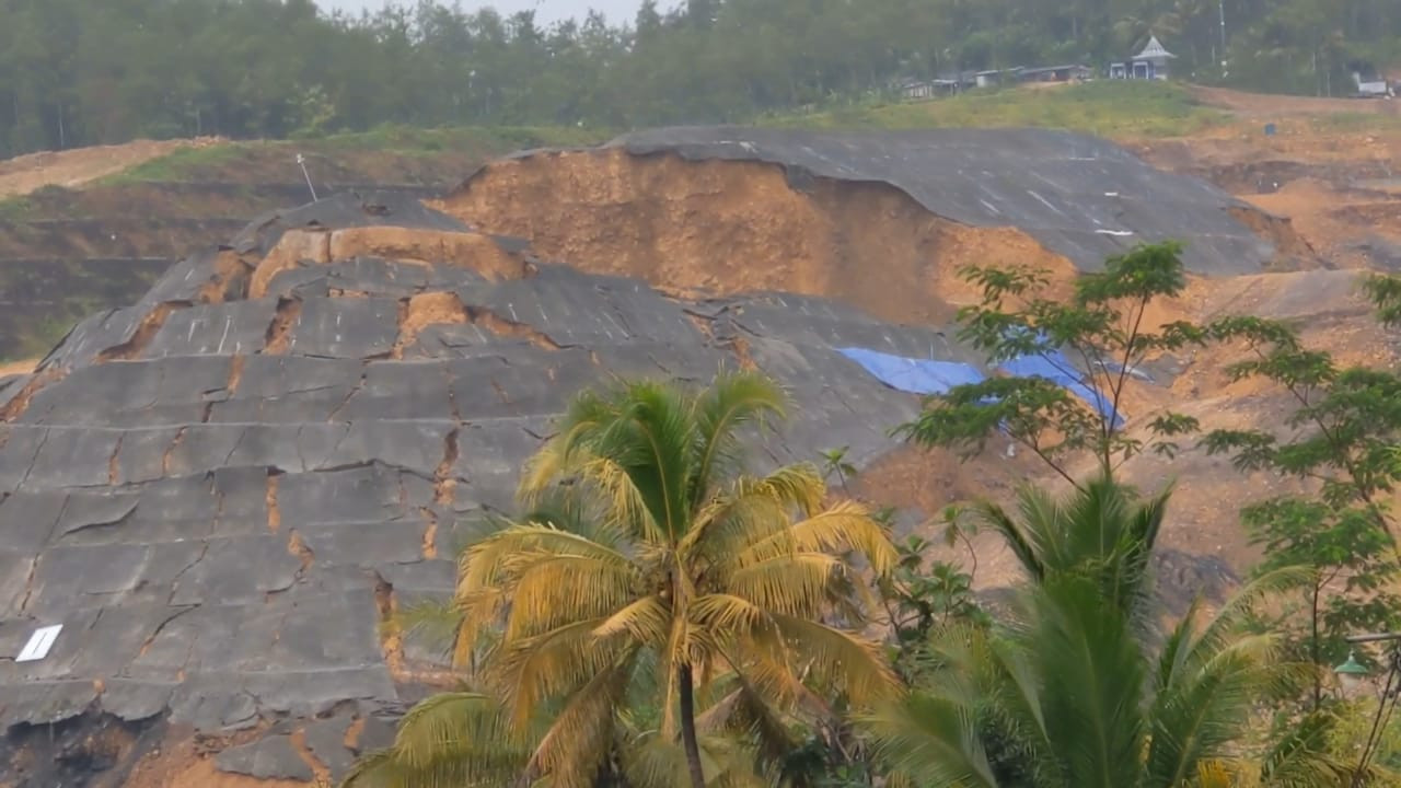 Kondisi shotcrete di bendungan bagong Trenggalek yang mengalami longsor. (Foto: Bramanta Pamungkas/jatimnow.com)
