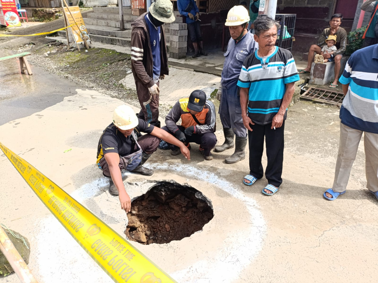 Lubang yang muncul di tengah jalan di Tulungagung. (Foto: Bramanta Pamungkas/jatimnow.com)
