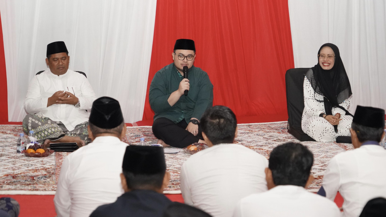Mas Dhito didampingi wakilnya Dewi Mariya Ulfa dalam acara tasyakuran dan doa bersama di kediamannya. (Foto: Pemkab Kediri/jatimnow.com)