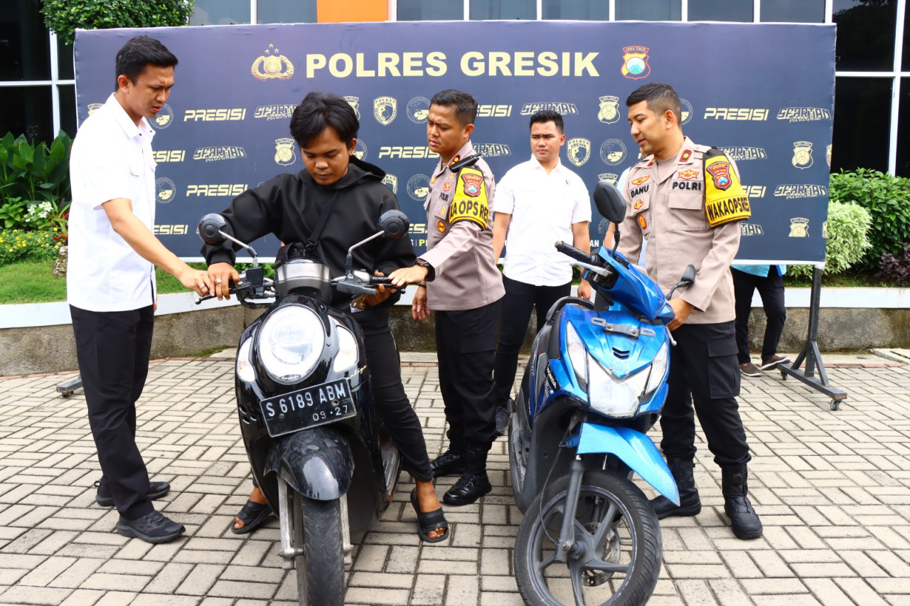 Kapolres Gresik AKBP Rovan Richard Mahenu saat serah terima motor curian kepada pemiliknya. (Foto: Humas Polres Gresik)