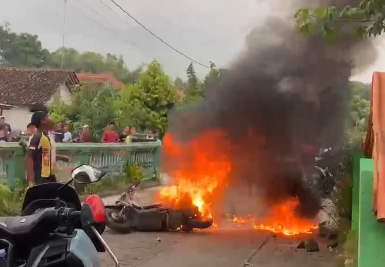 Kondisi sepeda motor milik bibi tersangka yang dibakar massa (Foto : tangkapan layar video amatir warga )