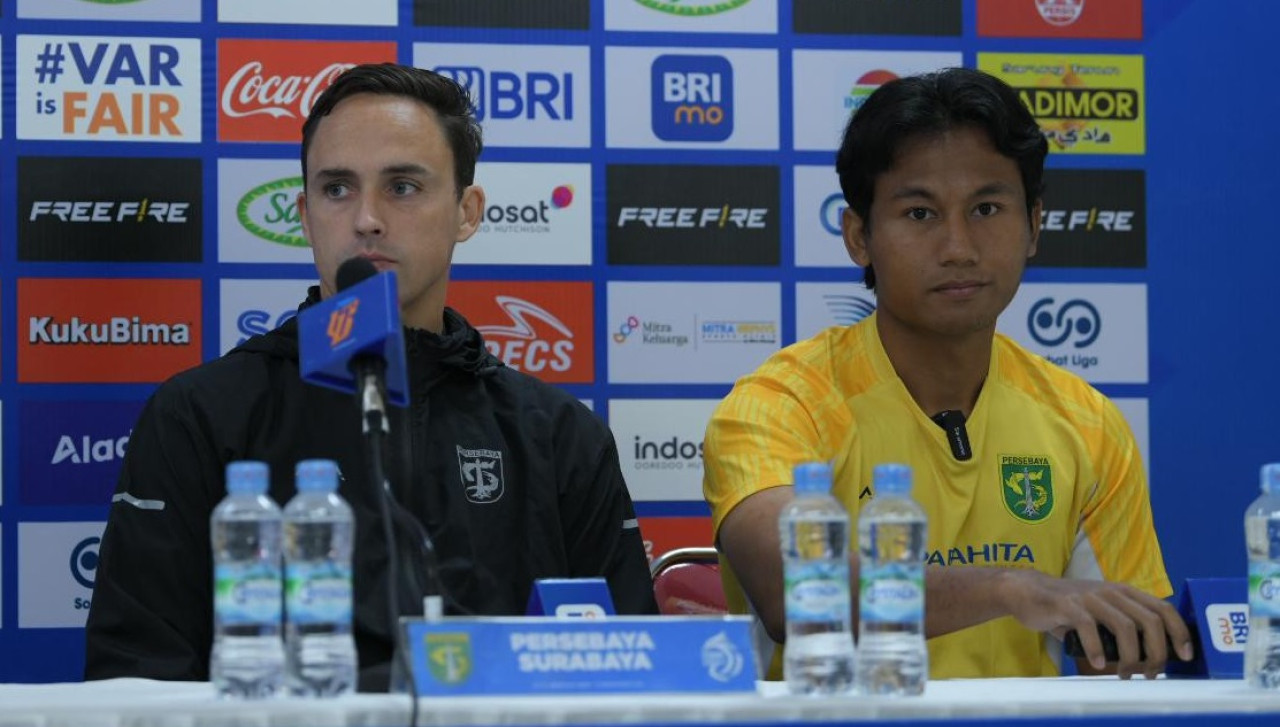 Pelatih Persebaya Paul Munster dan Kadek Raditya dalam sesi konferensi pers sebelum laga. (Foto: Persebaya.id)
