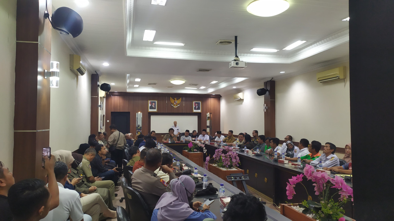 Ratusan honorer Non ASN mengadu ke DPRD Jember (Foto: Sugianto/jatimnow.com)