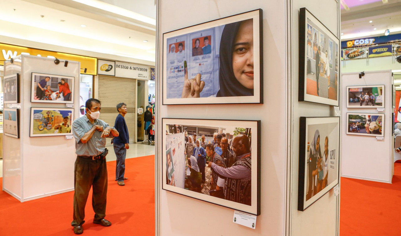 Pameran Foto dan Karikatur Pilkada Serentak 2024 di Atrium B Lantai G Royal Plaza Surabaya. (Foto: Dok. PFI Surabaya for jatimnow.com)