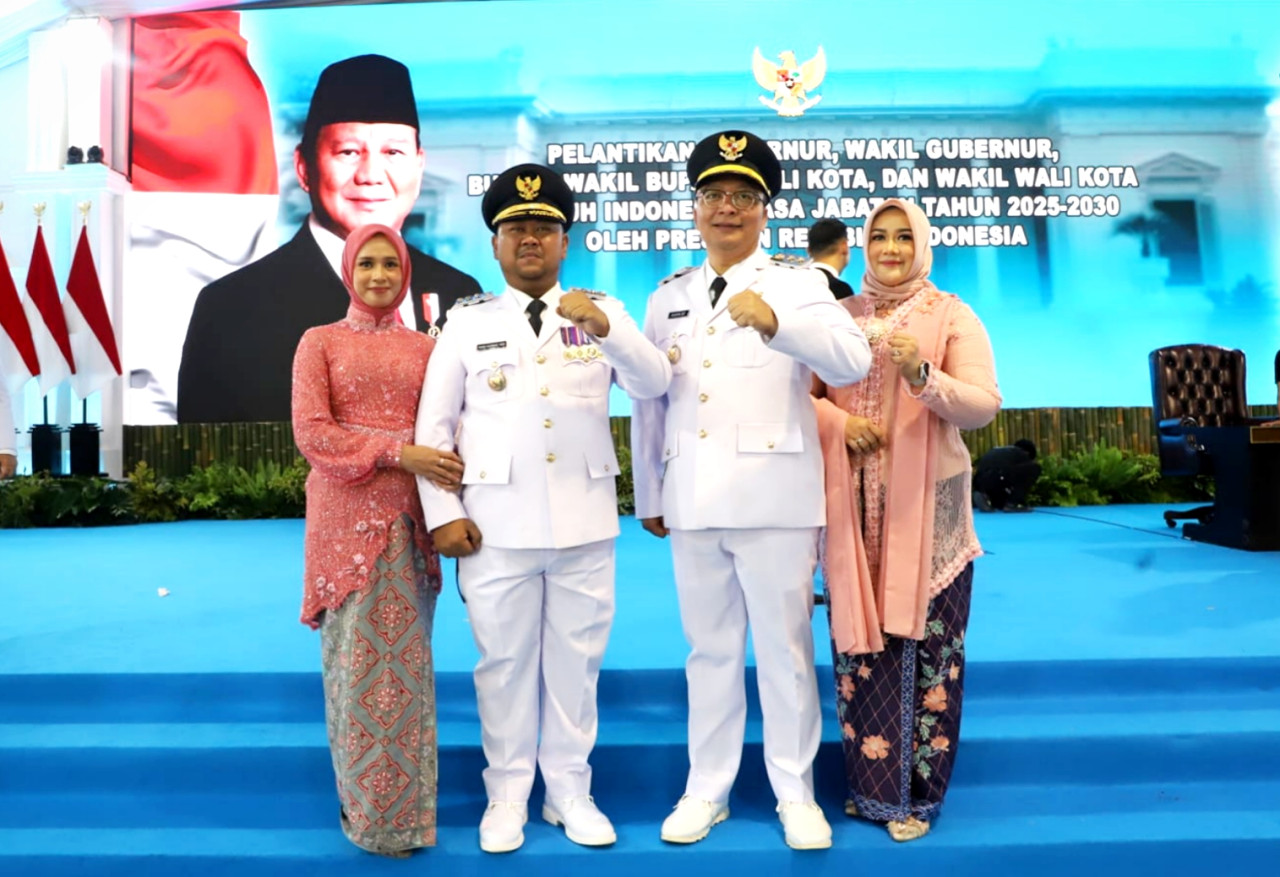 Pasangan Fandi Akhmad Yani dan Asluchul Alif resmi dilantik sebagai Bupati dan Wakil Bupati Gresik periode 2025-2030 dalam upacara yang digelar di Istana Negara. (Foto: Diskominfo Gresik)