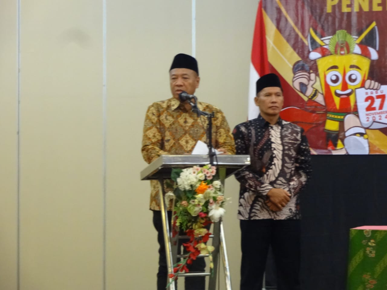 Pasangan Gatut Sunu Wibowo-Ahmad Baharudin usai rapat pleno penetapan. (Foto: Bramanta Pamungkas/jatimnow.com)