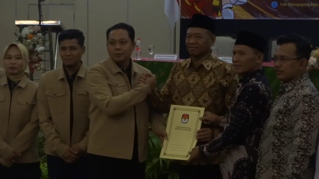 Pasangan Gatut Sunu Wibowo-Ahmad Baharudin menerima SK penetapan. (Foto: Bramanta Pamungkas/jatimnow.com)