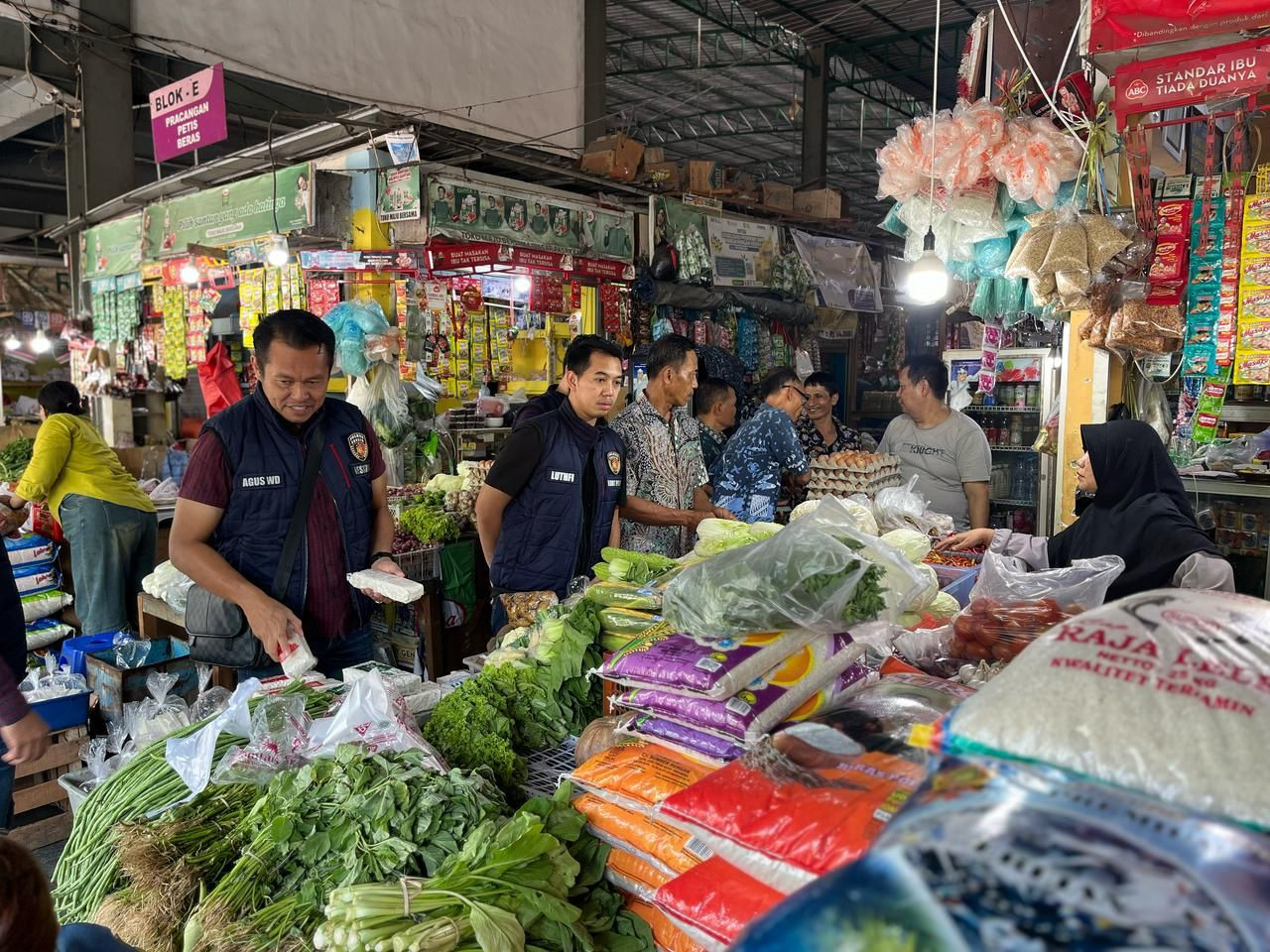 Satgas Pangan Polres Gresik saat melakukan sidak di Pasar Baru Gresik dan Superindo Gresik. Kamis (13/2/2025). (Foto: Humas Polres Gresik for jatimnow.com)