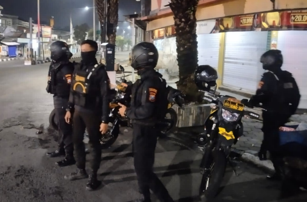 Unit Raimas Sat Samapta Polres Gresik saat menggelar patroli Perintis Presisi di sejumlah titik rawan Jumat (14/2/2025) malam hingga dini hari. (Foto: Humas Polres Gresik)
