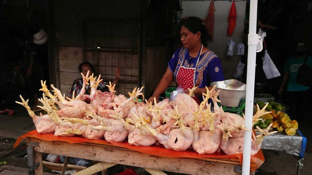 Penjual daging ayam di pasar grosir Ngemplak. (Foto: Bramanta Pamungkas/jatimnow.com)