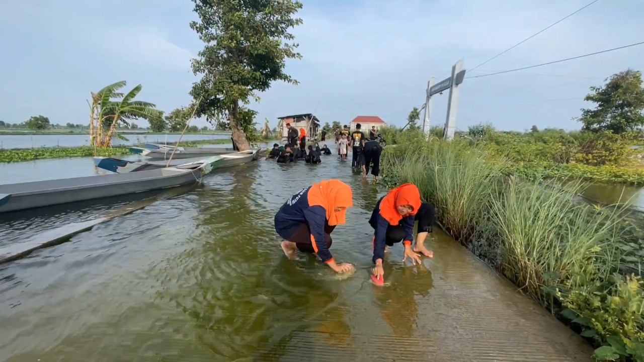 Aksi bersih jalan pelajar Lamongan. (Foto : Adyad Ammy Iffansah/jatimnow.com)