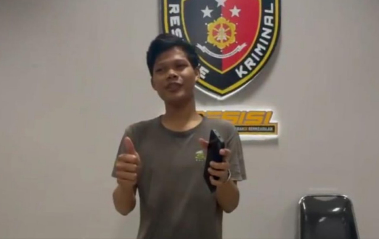 Nurul Huda, pemilik handphone, mengapresiasi timsus Macan Giri Satreskrim Polres Gresik yang berhasil mengungkap pencurian handphone di Auto Sean. (Foto: Polres Gresik/jatimnow.com)