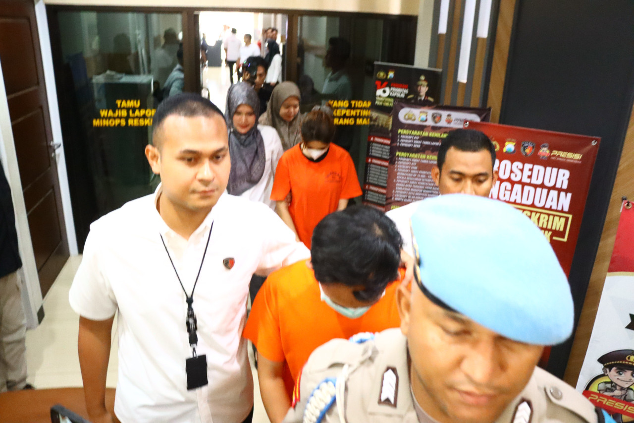 Dua tersangka kasus pornografi saat diamankan Polres Gresik. (Foto: Humas Polres Gresik)