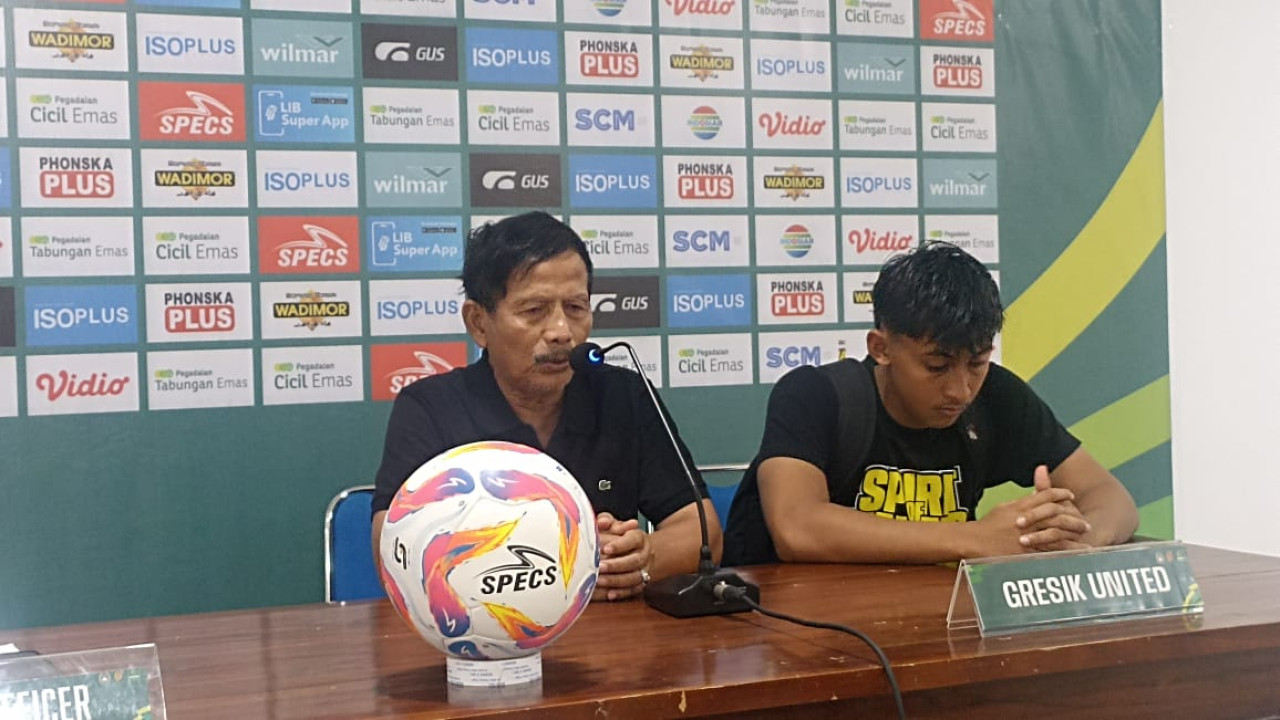 Pelatih Gresik United Djajang Nurjaman saat press conference usai pertandingan lawan Persekat Tegal di Stadion Gelora Joko Samudro, Gresik, Minggu, (9/2/2025). (Foto-foto: Gresik United Official)