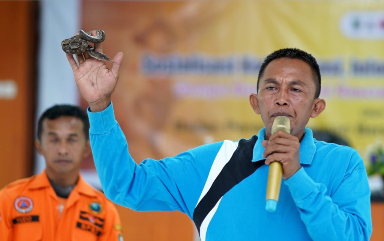 BPBD Kota Madiun memberi pelatihan menjinakkan satwa liar. (Foto: Madiun Today)