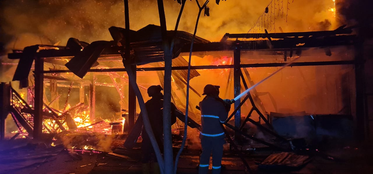Pemadaman kebakaran homestay di Kecamatan Babat Lamongan. (Foto: Damkar Lamongan for jatimnow.com)