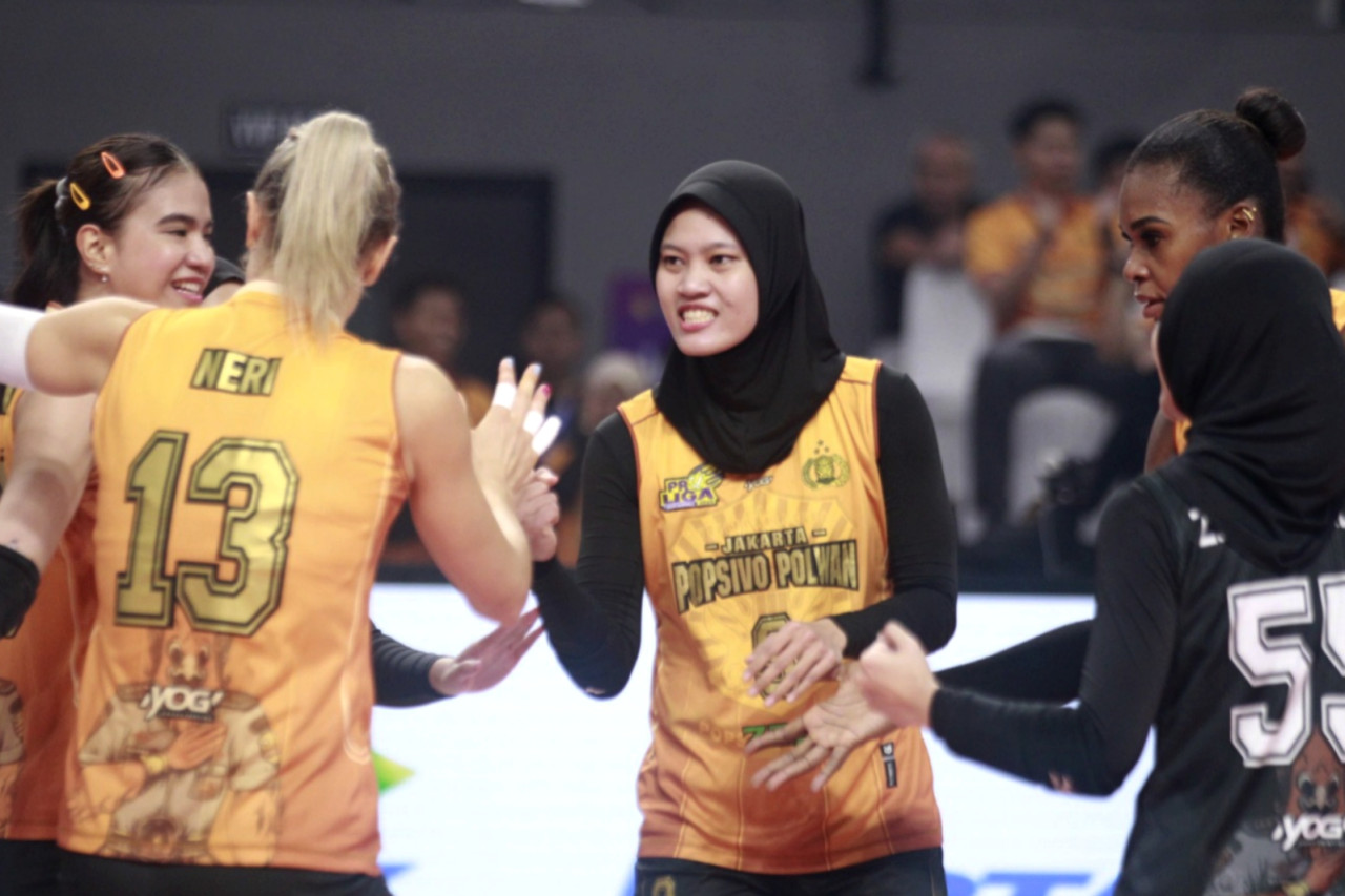 Pemain Jakarta Popsivo Polwan saat melawan Jakarta Livin Mandiri di seri ketiga PLN Mobile Proliga 2025 di GOR Terpadu A. Yani Pontianak, Minggu (16/2/2025) malam. (Foto: Proliga Official)