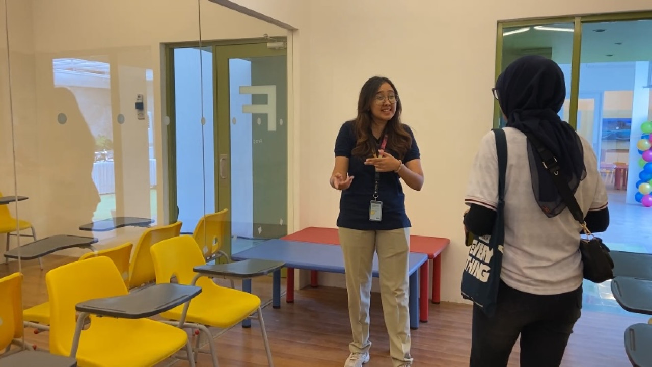 Center Director EF Kediri, Katarina Ika Dian Permatasari menjelaskan metode pembelajaran. (Foto: Yanuar Dedy/jatimnow.com)