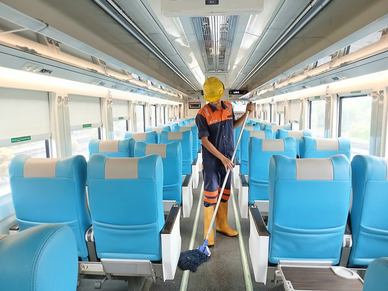 Kereta api di Daop 9 Jember sedang dilakukan proses pembersihan (Foto: Humas Daop 9 Jember for jatimnow.com)