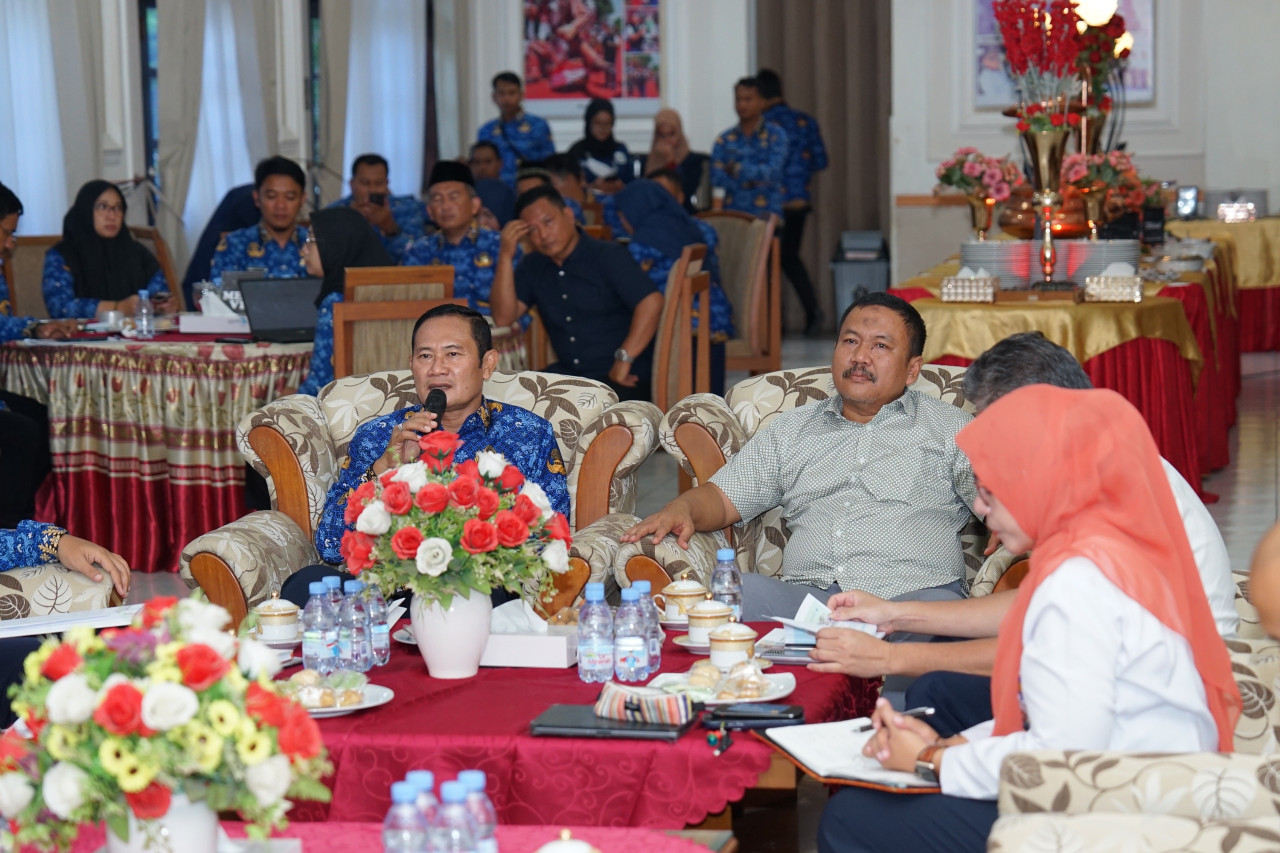 Bupati Lamongan, Yuhronur Efendi saat menyampaikan isu strategis dan rencana pembangunan infrastruktur ke Komisi V DPR RI, Ali Mufti. (Foto : Humas Pemkab Lamongan for jatimnow)