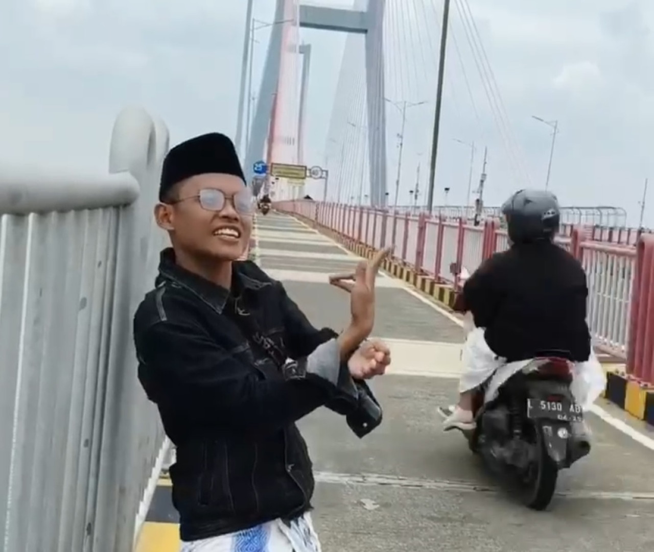 Konten kreator saat membuat video di jalur motor Jembatan Suramadu. (Foto: tangkapan layar video viral media sosial)
