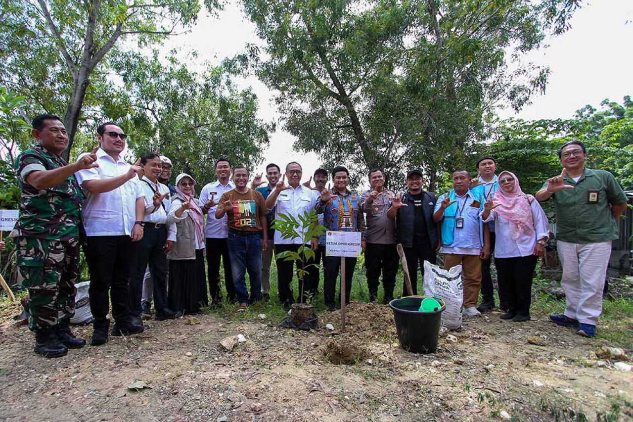 Aksi penanaman pohon PWI Gresik di Tanah Tujuh, Kebomas, Gresik, Rabu (19/2/2025). (Foto: Dok. PWI Gresik for jatimnow.com)