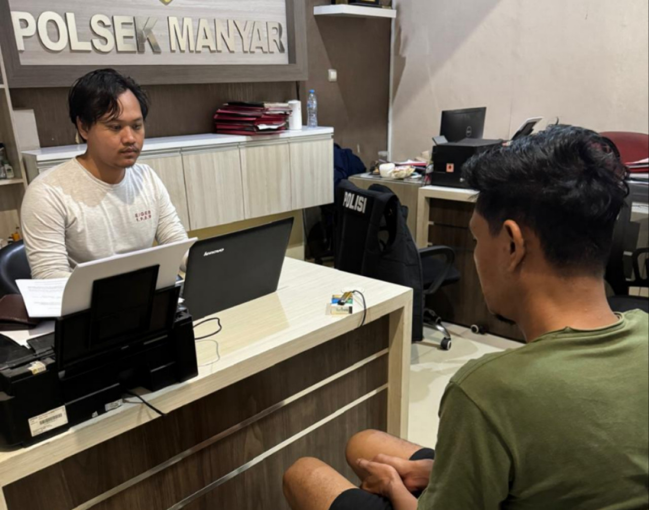 Pelaku pencurian dengan pemberatan (kanan) di GKB Gresik saat diinterogasi polisi. (Foto: Humas Polres Gresik/jatimnow.com)