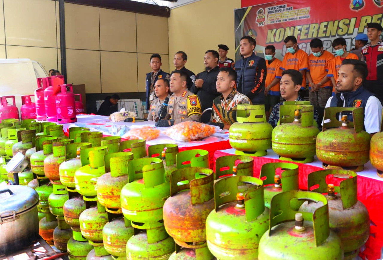 Polresta Sidoarjo dalam siaran pers terkait kasus pengoplosan LPG di Sidoarjo. (Foto: Ahaddiini HM/jatimnow.com).