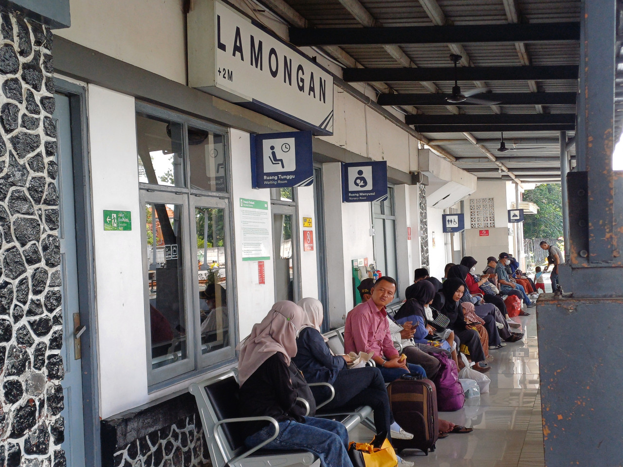 Penumpang kereta api saat menunggu waktu keberangkatan di Stasiun Lamongan. (Foto : Adyad Ammy Iffansah/jatimnow.com)