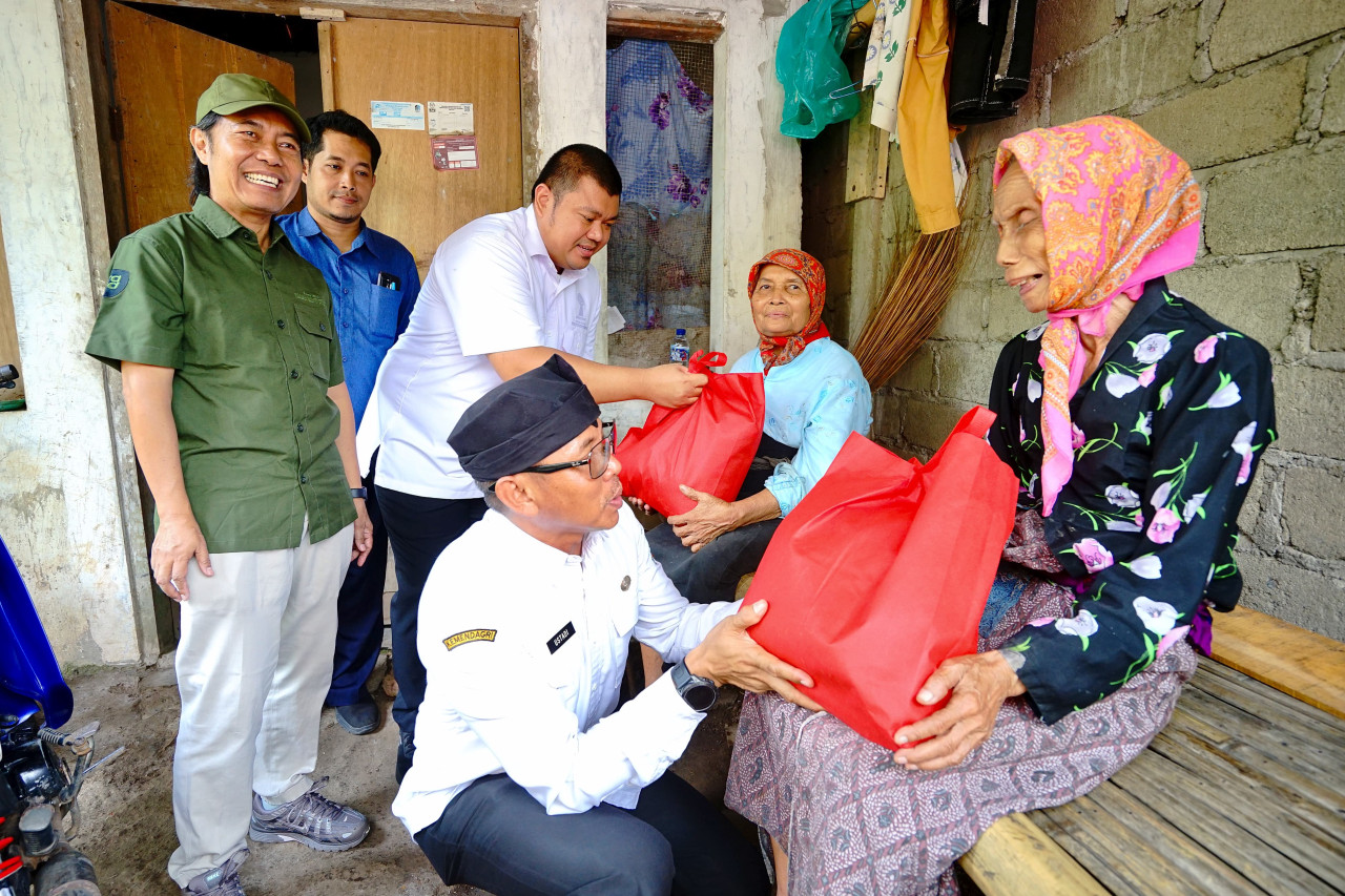 Penyaluran paket sembako ini dilakukan langsung ke rumah warga. (Foto: Humas Pemkab Banyuwangi for jatimnow.com)