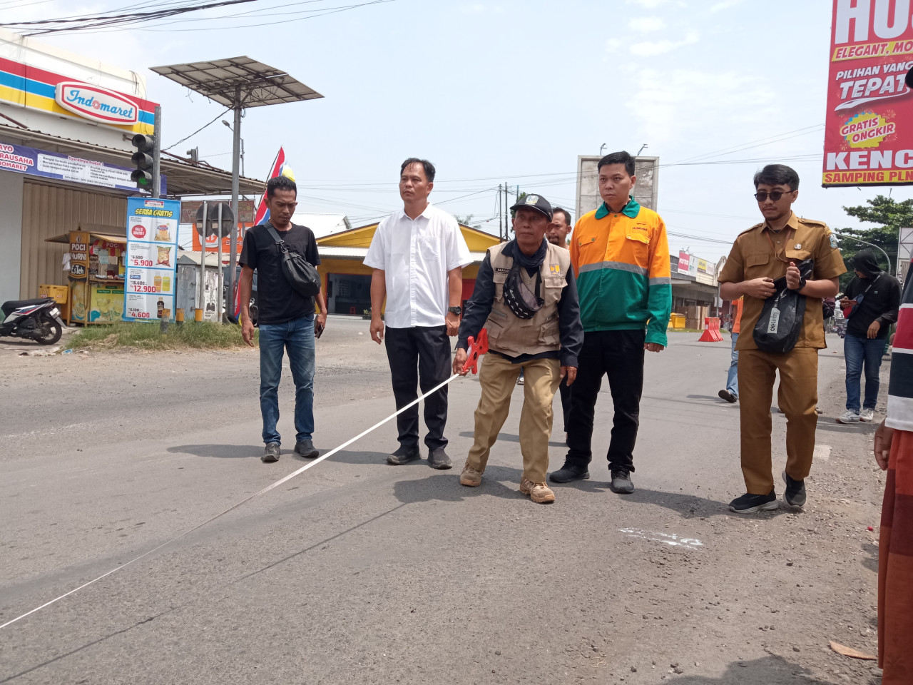 PU Bina Marga Jatim dan PT Semen Imasco Asiatic melakukan pengukuran perbaikan jalan rusak (Foto: Sugianto/jatimnow.com)