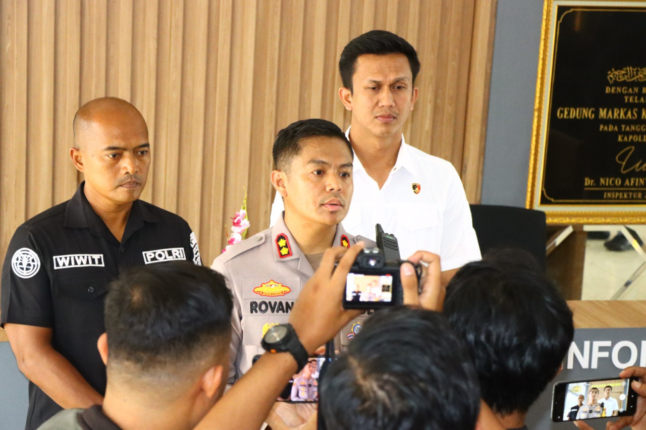 Kapolres Gresik AKBP Rovan Richard Mahenu saat memberi keterangan mengenai penangkapan pelaku uang palsu. (Foto: Humas Polres Gresik for jatimnow.com)
