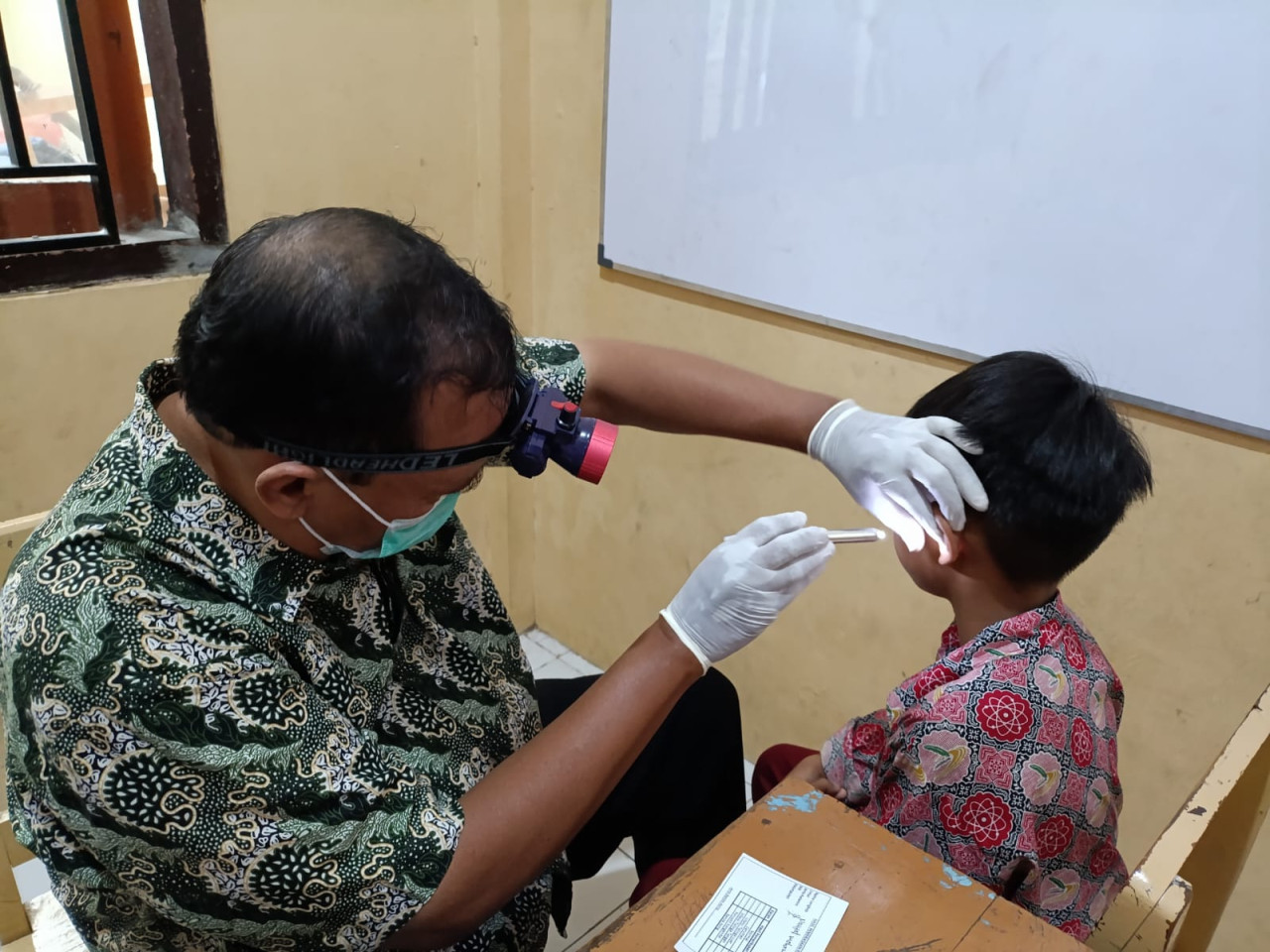 Peringati Hari Pendengaran Sedunia, Dokter THT Periksa Telinga Siswa Tulungagung