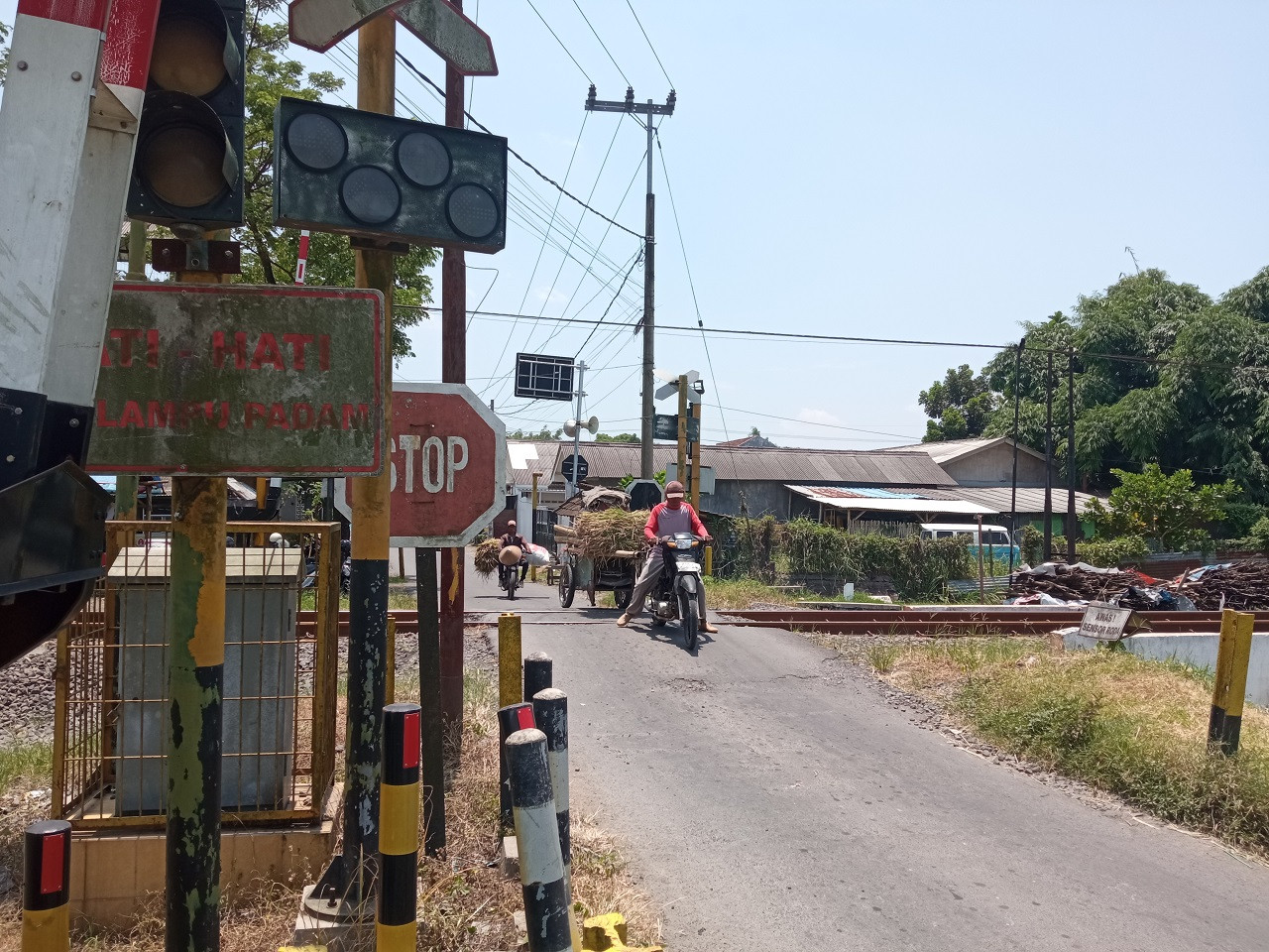 Perlintasan kereta api di Jember (Foto: Sugianto/jatimnow.com)